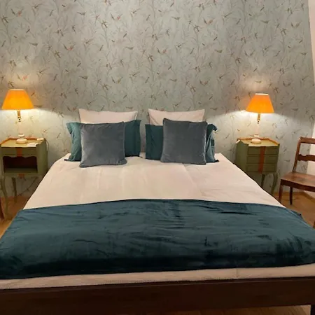 Chateau De D'hotes Bed & Breakfast Mathod