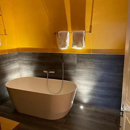 Chateau De D'hotes Bed & Breakfast Mathod