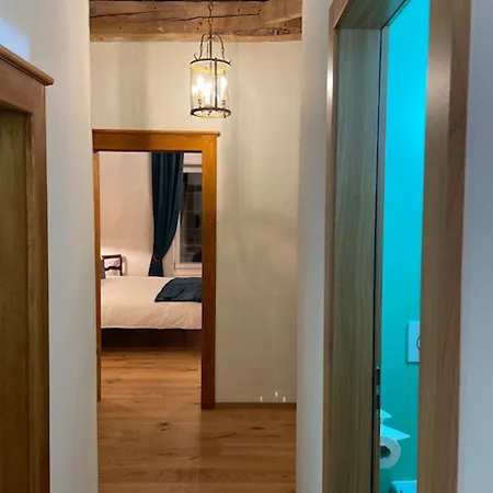 לינה וארוחת בוקר Chateau De D'hotes 4*