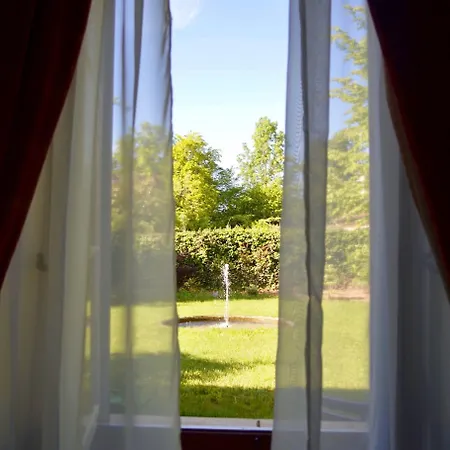לינה וארוחת בוקר Chateau De D'hotes 4*